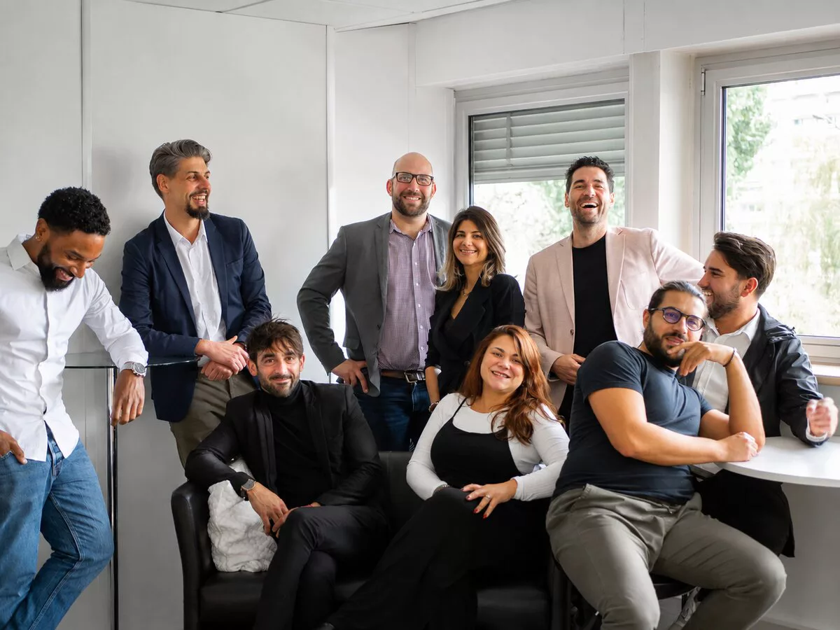 L'équipe OBOXIA réunie dans les bureaux de l'agence